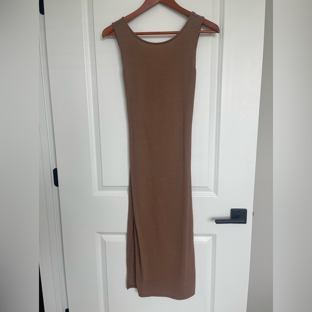 Sleeveless brown maxi dress